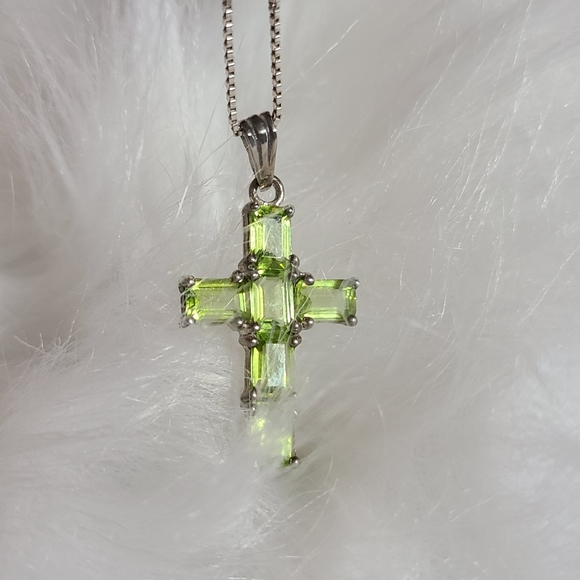 Silver Emerald Cut Peridot Cross Pendant with 18 inch Box Link Silver Chain - Picture 1 of 8